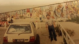 8-Al di qua del muro_ Check Point Charlie_ Berlino 1986.jpg